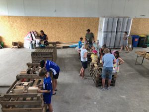 Viele Kinder basteln mit Holz